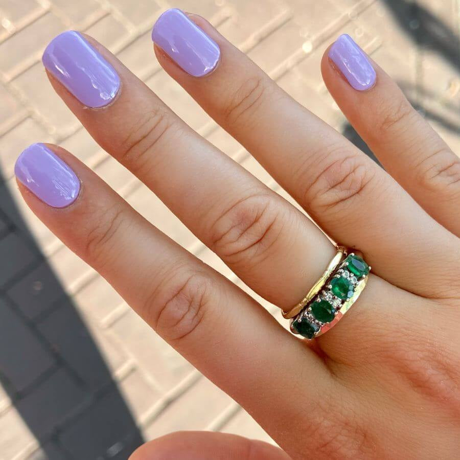 Annas Lila Purple Nails Green Ring