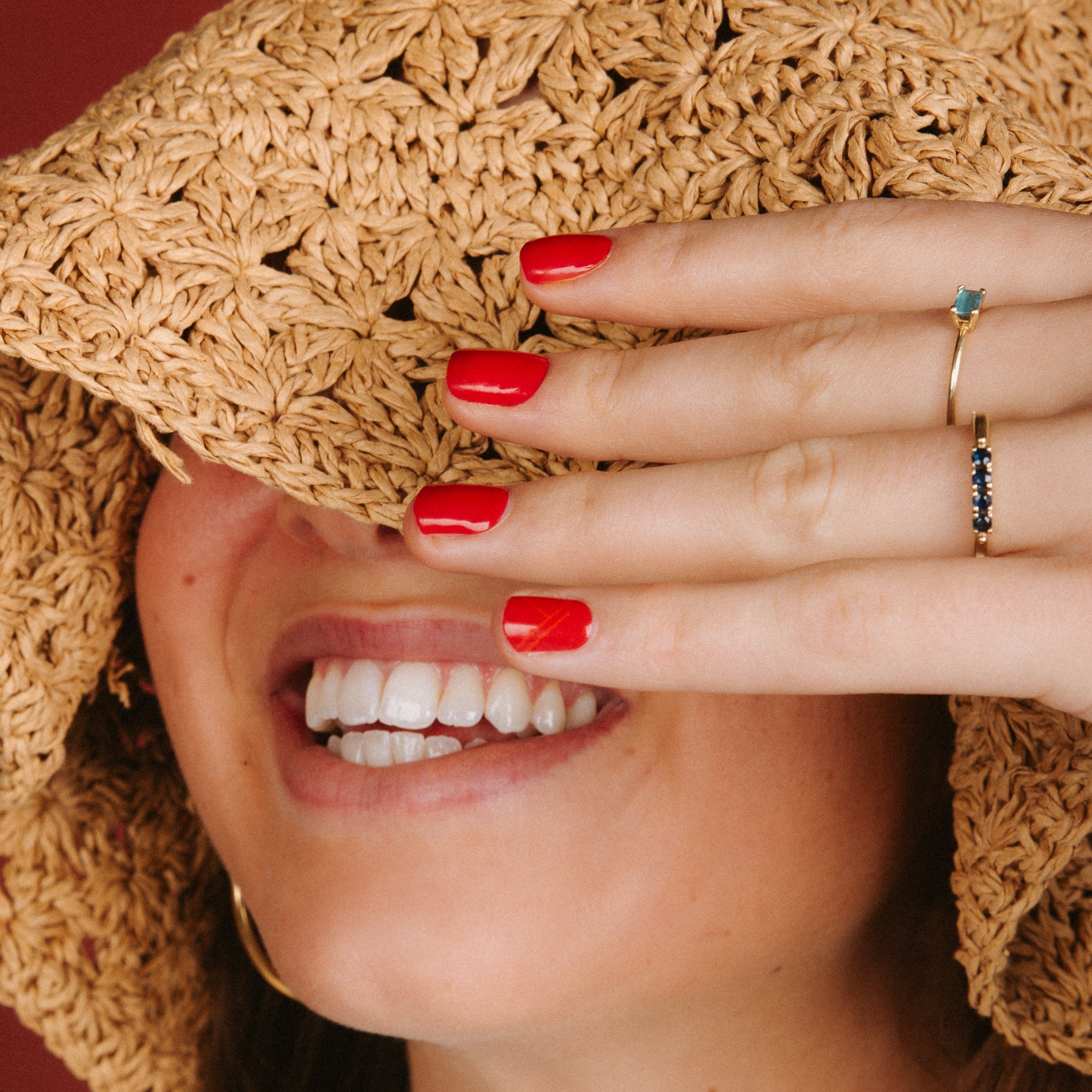 Coco's Obsession rode nagels met een gezicht die lacht