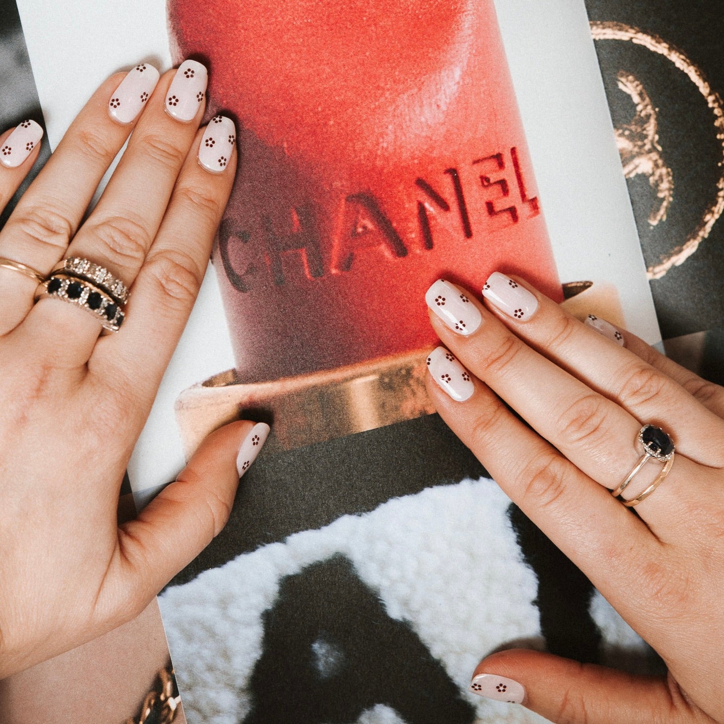 Dot Daisy Maniac Nails gellak stickers Manicure flowers pink red white Chanel lip