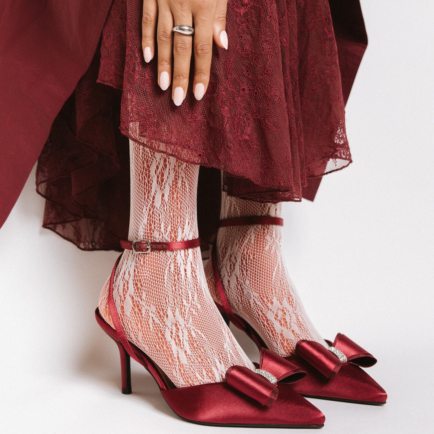 Family first Maniac Nails Anna Nooshin design light pink nails on hand with dark red