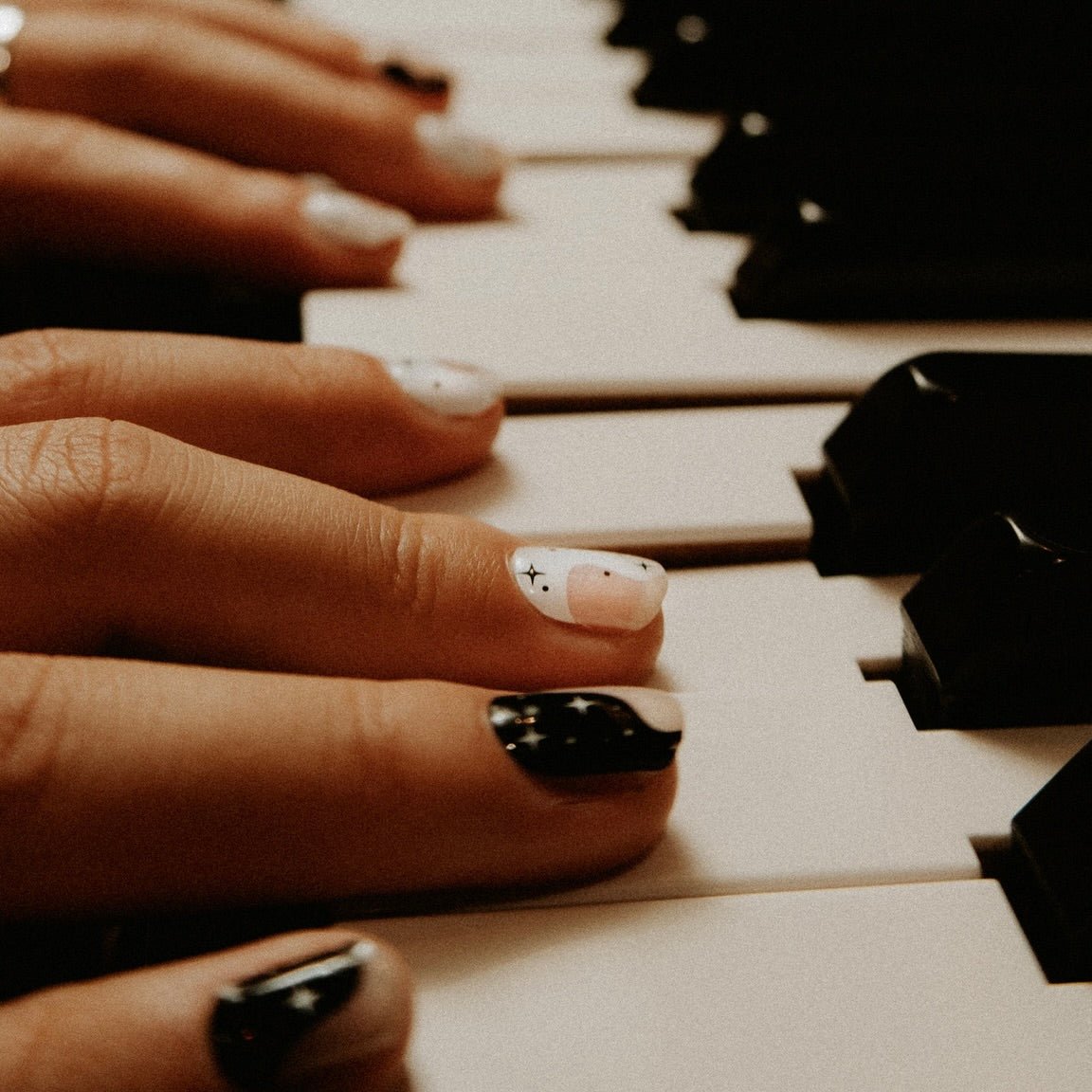 Lumos by Emma Keuven Nail Art Black and White stars and the moon Manicure Gellak stickers piano