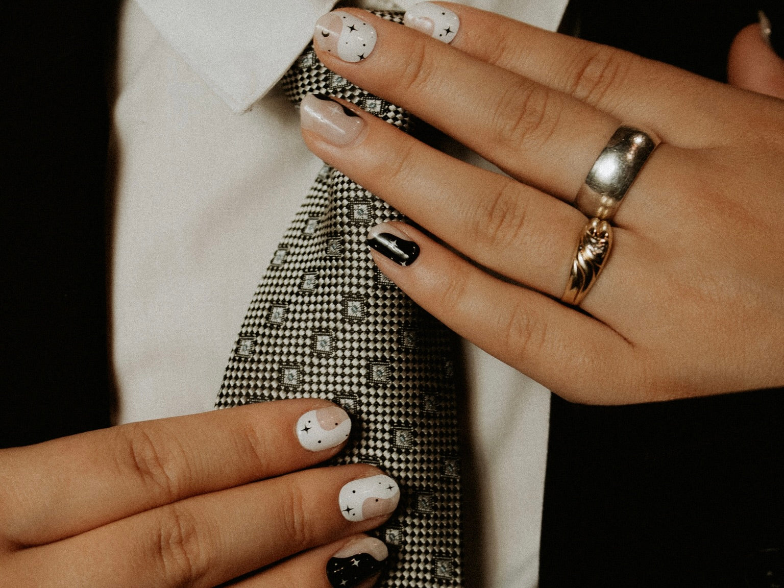 Lumos by Emma Keuven Nail Art Black and White stars and the moon Manicure Gellak stickers rings and tie
