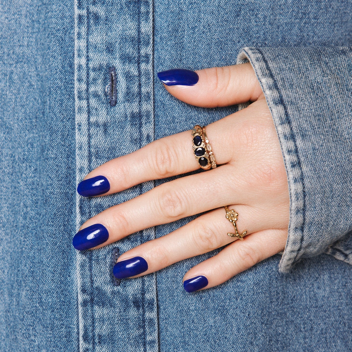 Maxima Blue Maniac nails royal blue gel stickers on jeans with golden rings