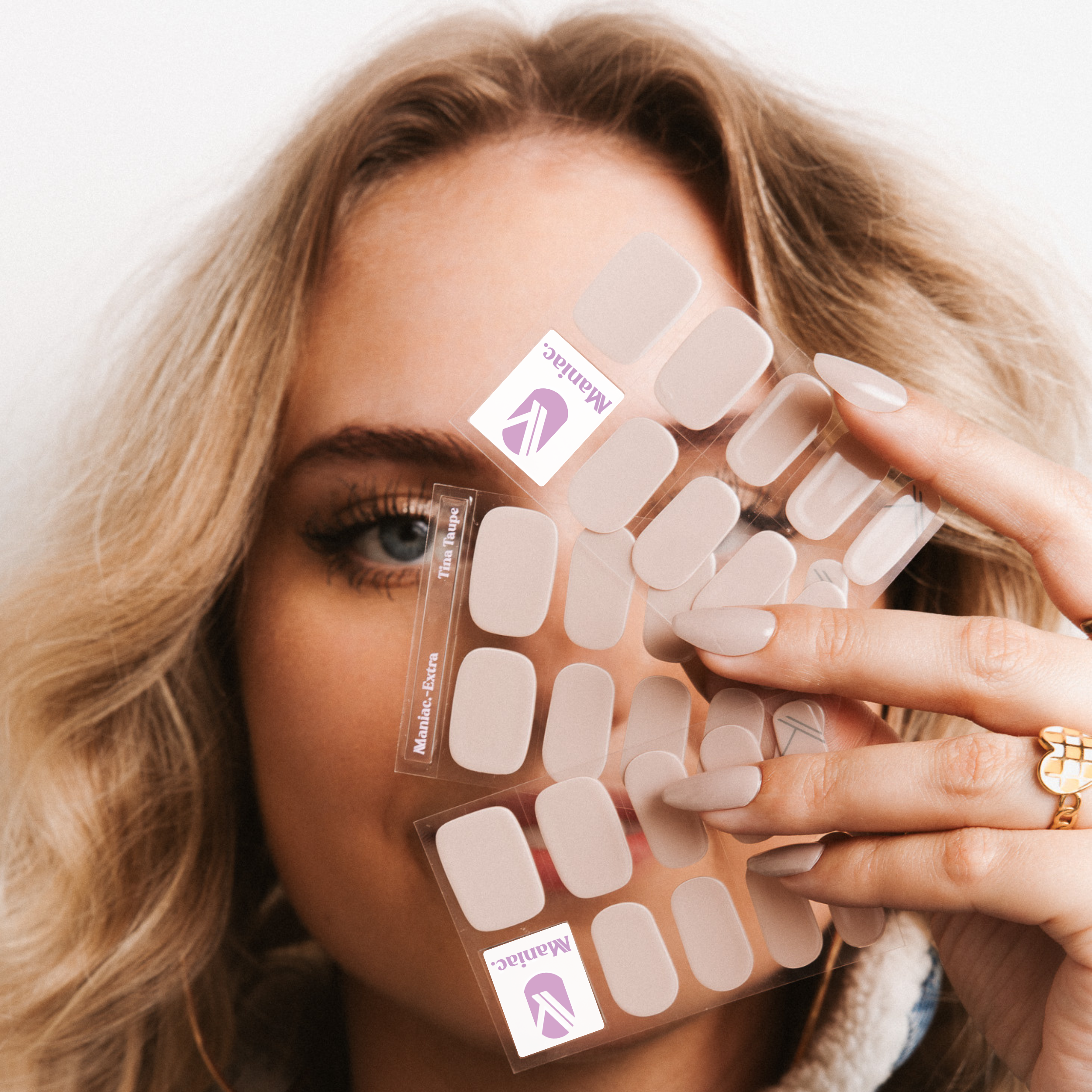 Tina Taupe Nagel blonde haren