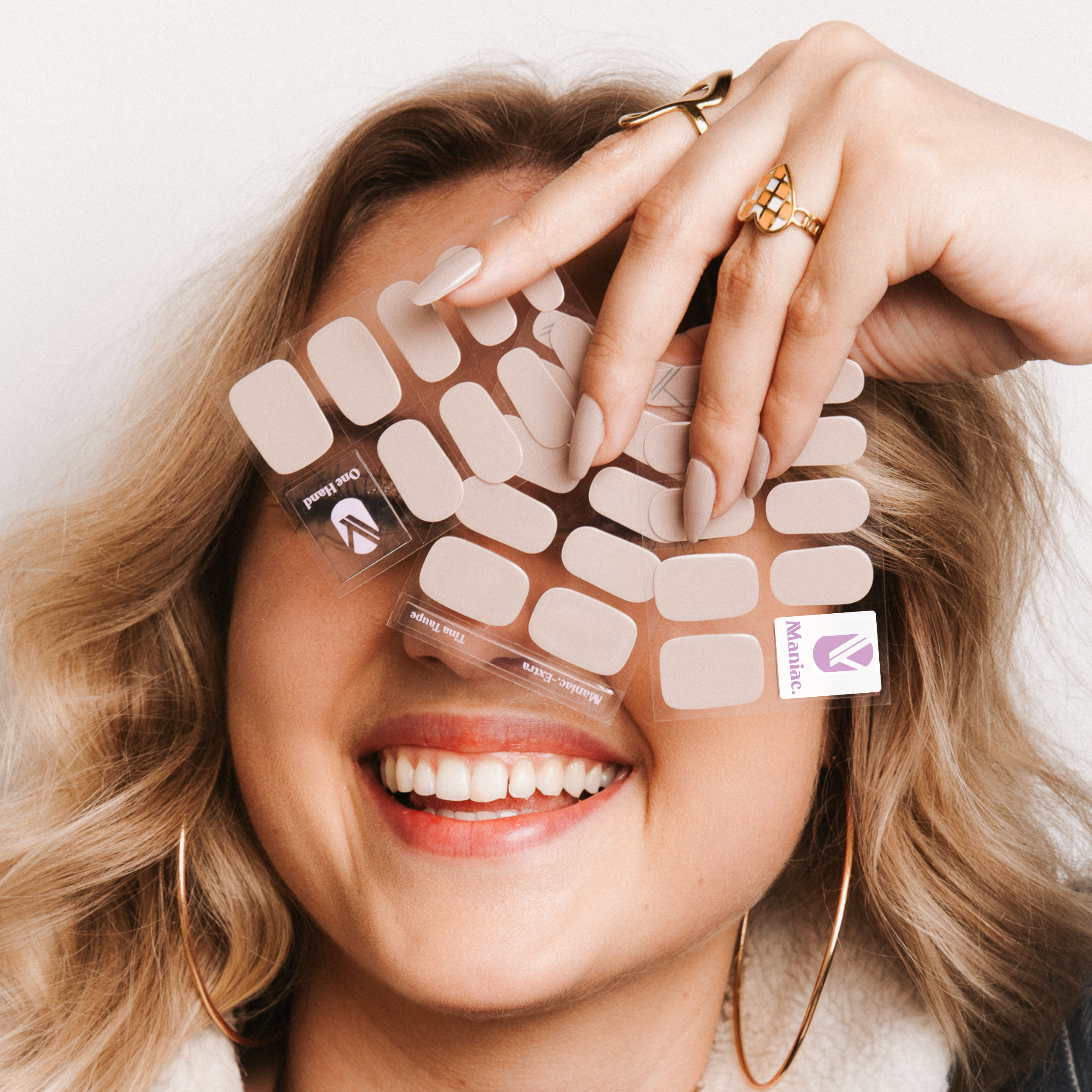 Tina Taupe blonde haren gouden ringen