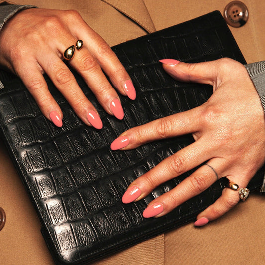 Vibrant Lobster manicure met gel nail strips op de nagels - Maniac Nails