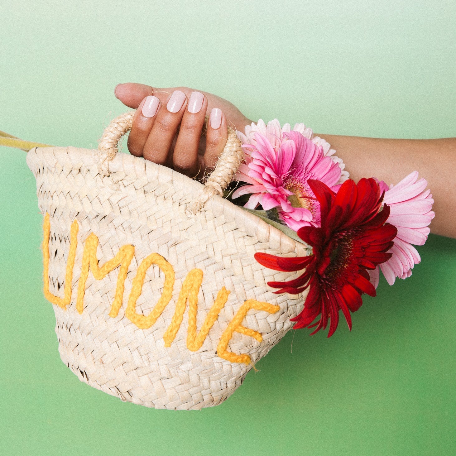 Blushy neutral nagels bloemen flowers