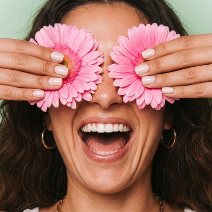 Blushy Neutral gellak stickers - lachende vrouw met roze gerbera's voor haar ogen