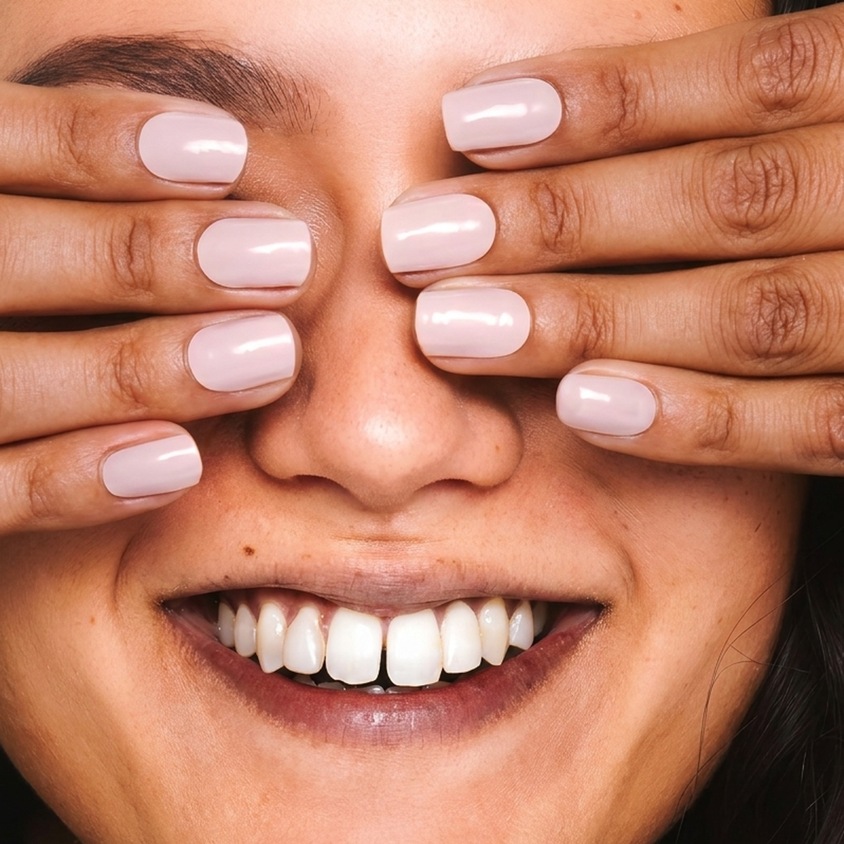 Blushy Neutral gellak stickers - vrouw met beide handen voor haar ogen