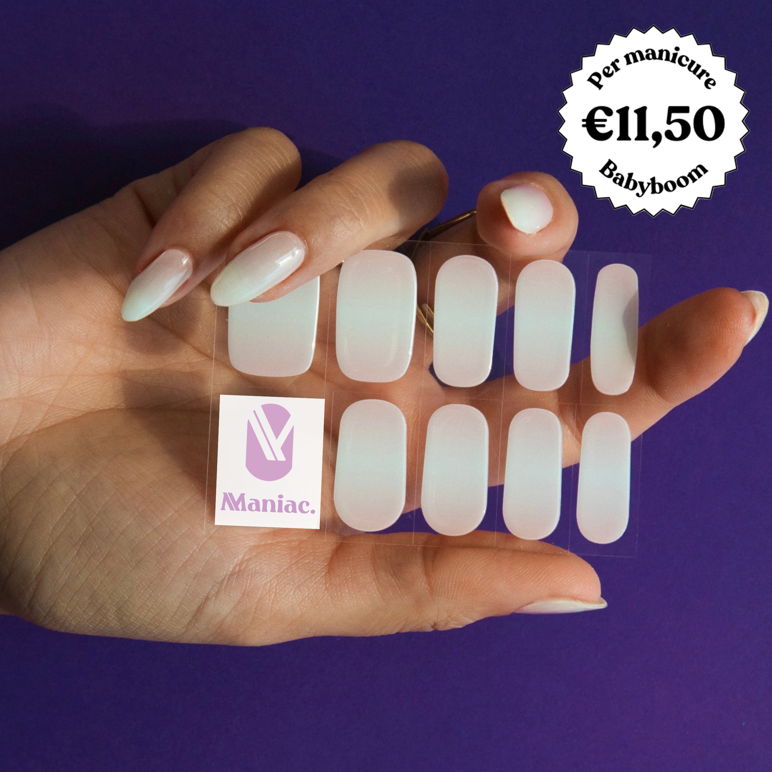 babyboom sticker manicure van maniac nails hand die een sheet vasthoud 