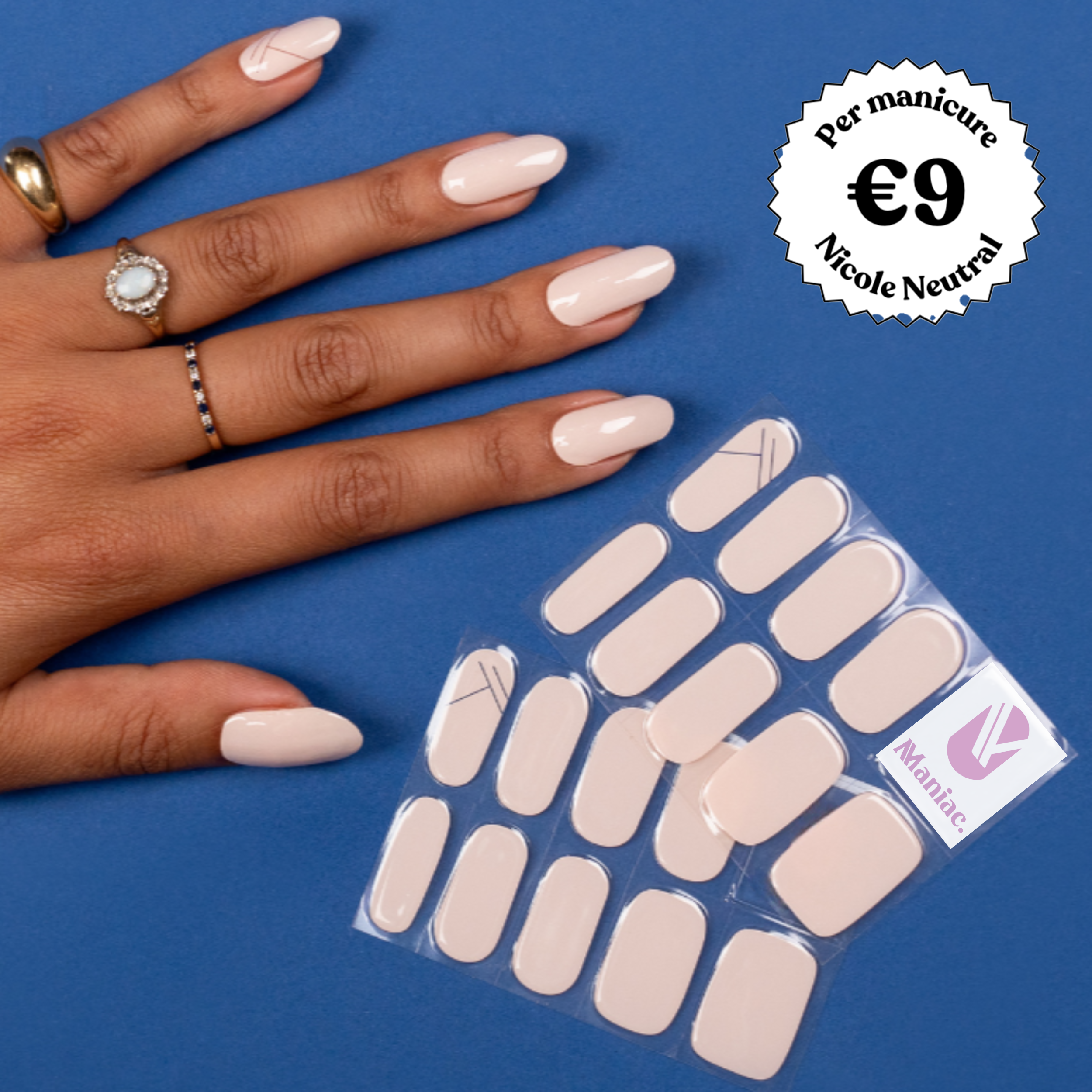 nicole neutral sticker manicure van maniac nails hand die een sheet vasthoud 