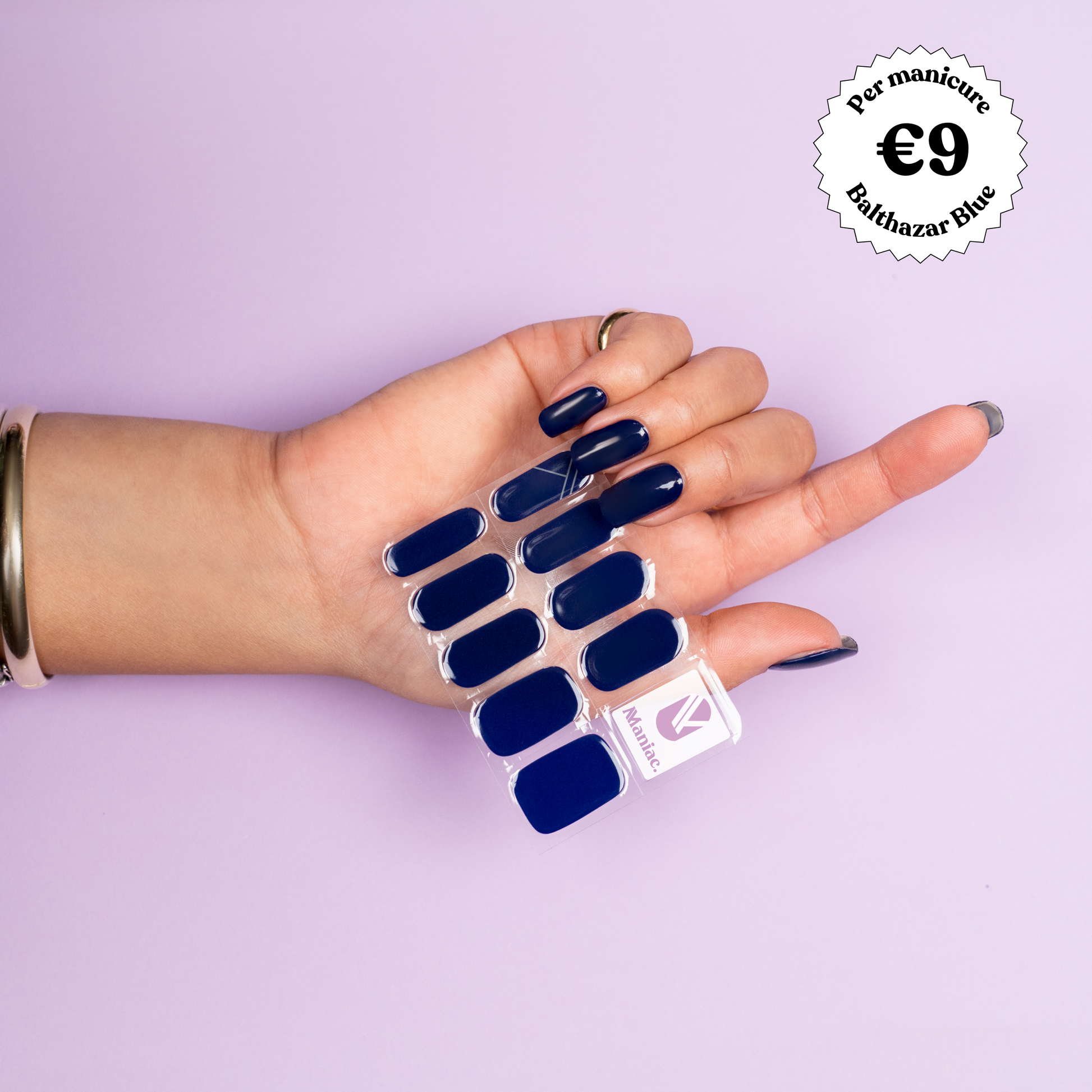 Balthazar Blue Maniac - hand met donker blauwe gellak sticker sheet vasthoudend 