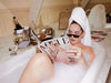 Joann in de douche met Biab Glitter Nails van Maniac Nails in the bathtub