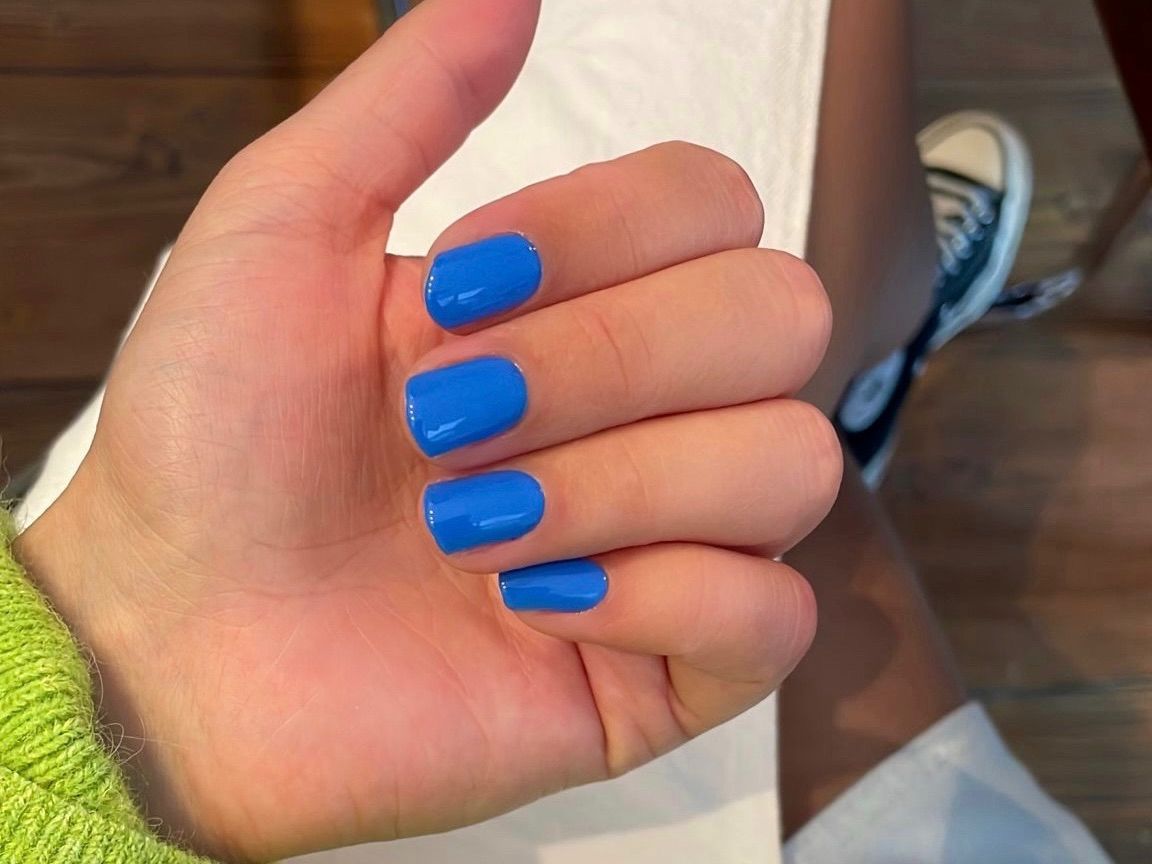 Bobby Blue blauwe nagels gebogen vingers
