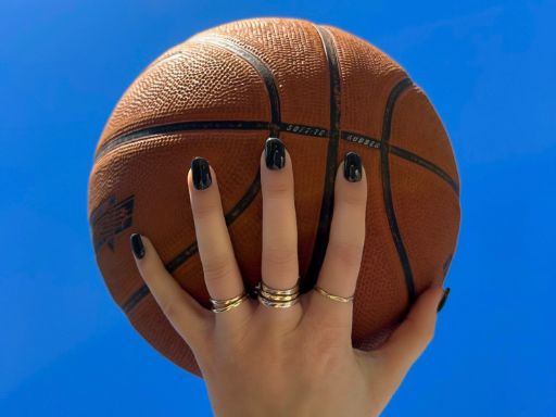 Hand met zwarte nagels van Maniac gellak stickers met basketball