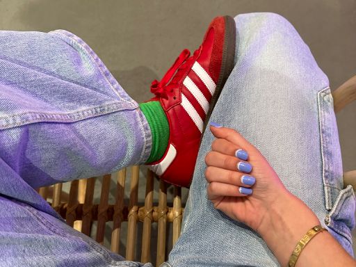 Boyfriend Jeans Maniac Nails Nail Art manicure red sneakers