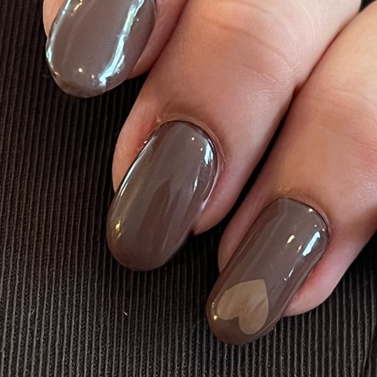 Caramel latte Maniac Gel Nail Wraps hand met bruine nagels