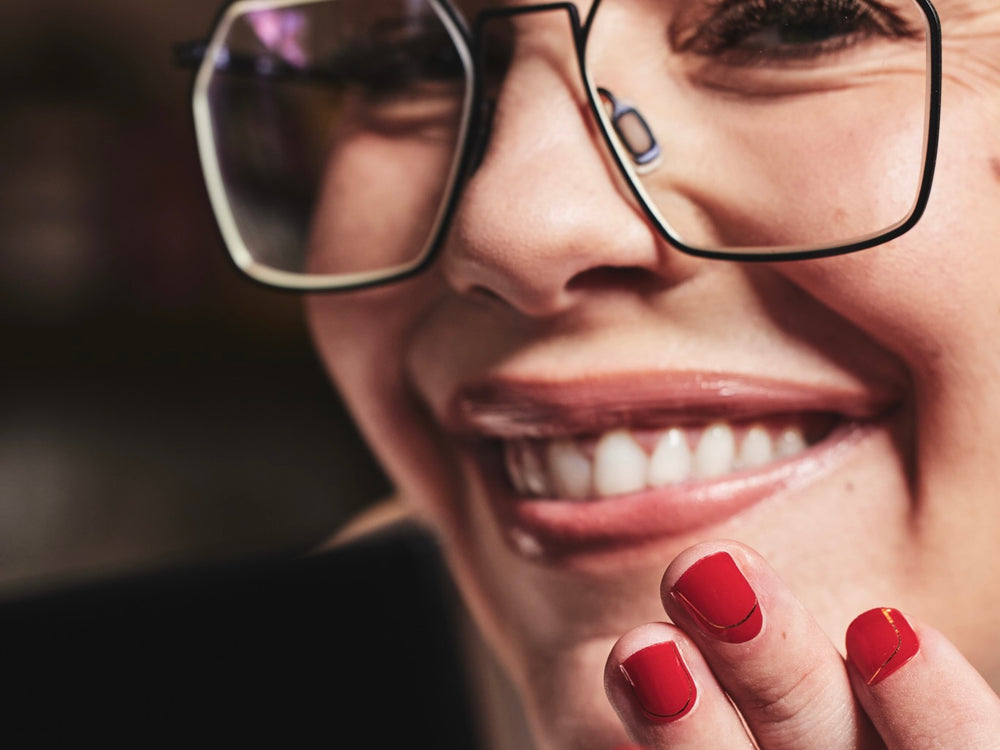 Cecile by Eline de Munck Manicure gellak stickers Maniac Nails Red Gold smile glasses