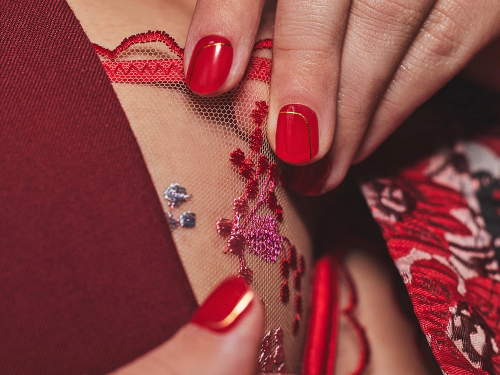 Cecile by Eline de Munck Manicure gellak stickers Maniac Nails Red Gold lingerie