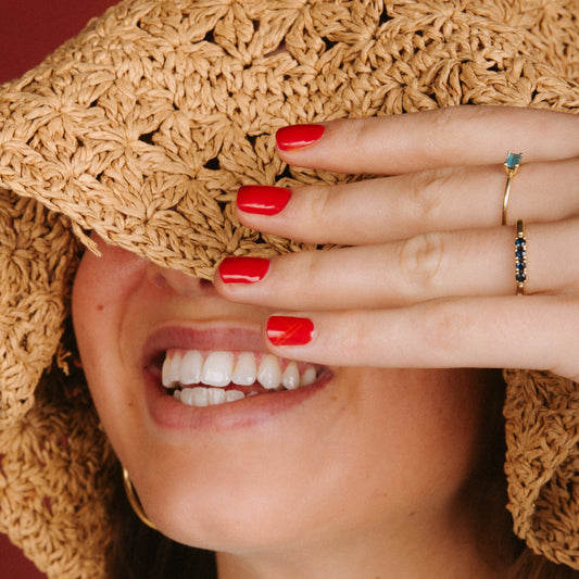 Coco's Obsession rode nagels met een gezicht die lacht
