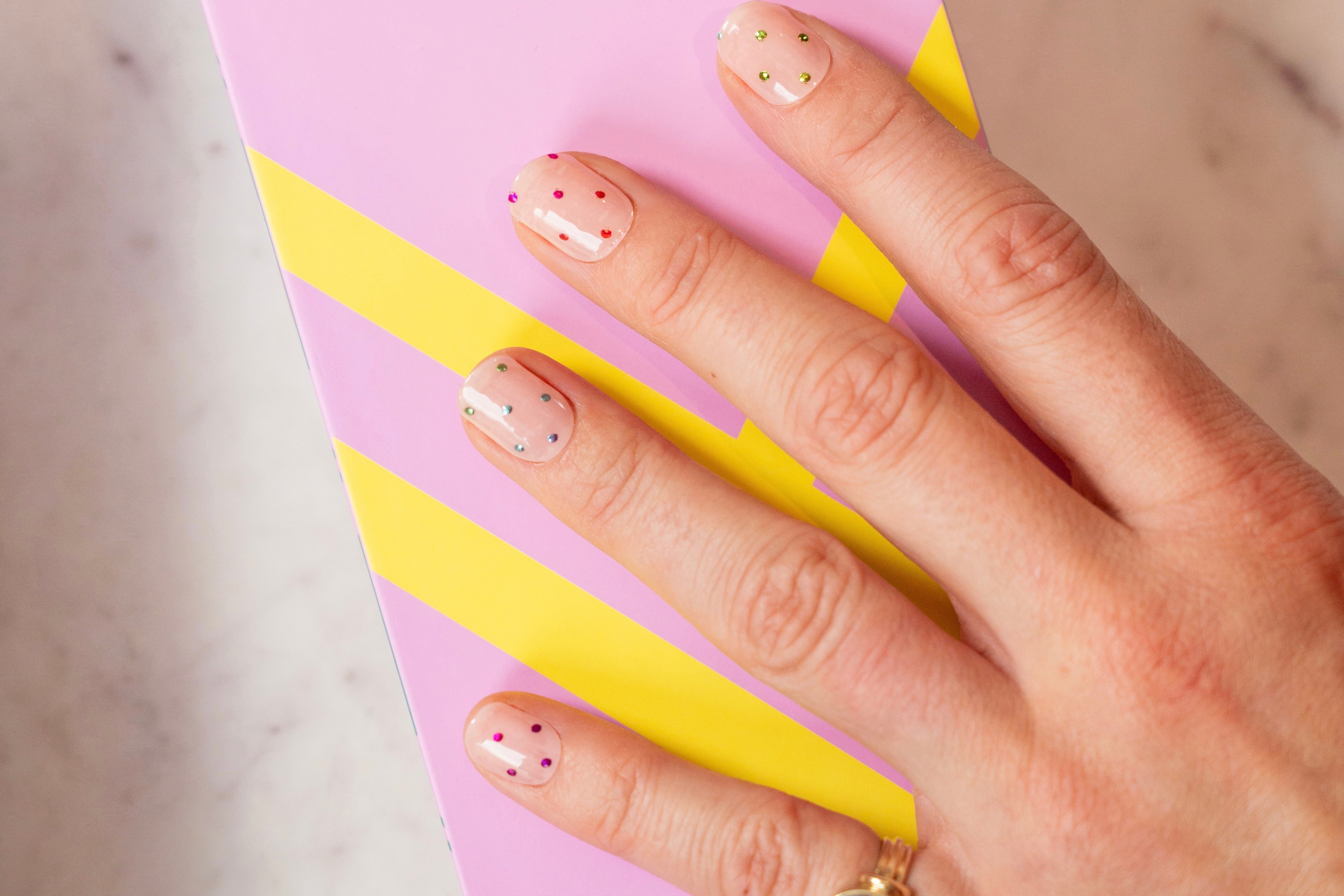 Disco Fever by Carolien Spoor Maniac Nails Gellak Stickers Nail Art colorful dots 