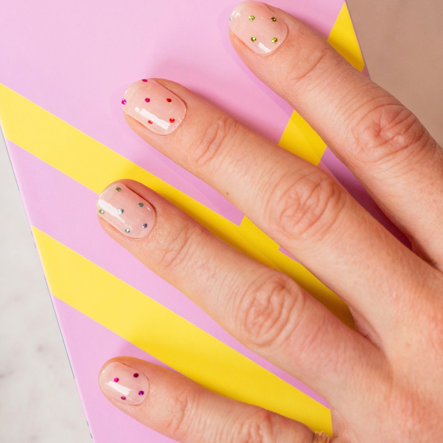 Disco Fever by Carolien Spoor Maniac Nails Gellak Stickers Nail Art colorful dots 