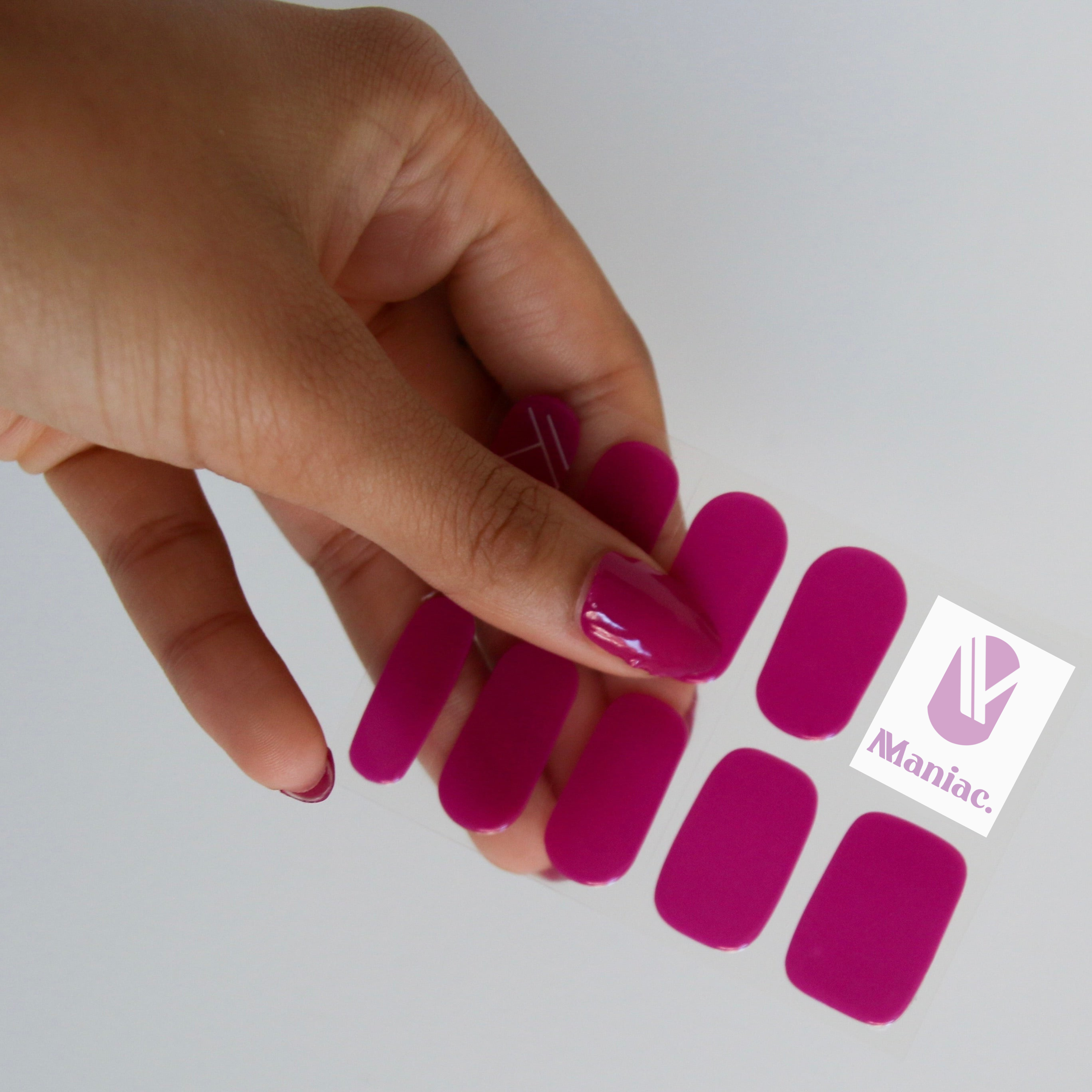 Frenkie Fuchsia Maniac - hand met paarse gellak sticker sheet vasthoudend