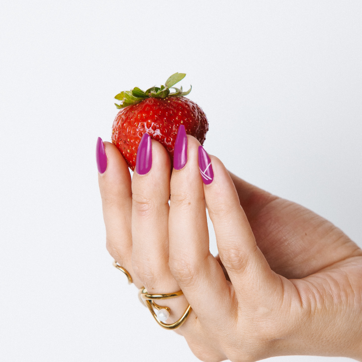 Frenkie Fuchsia gel nail strips op de nagels - Maniac Nails
