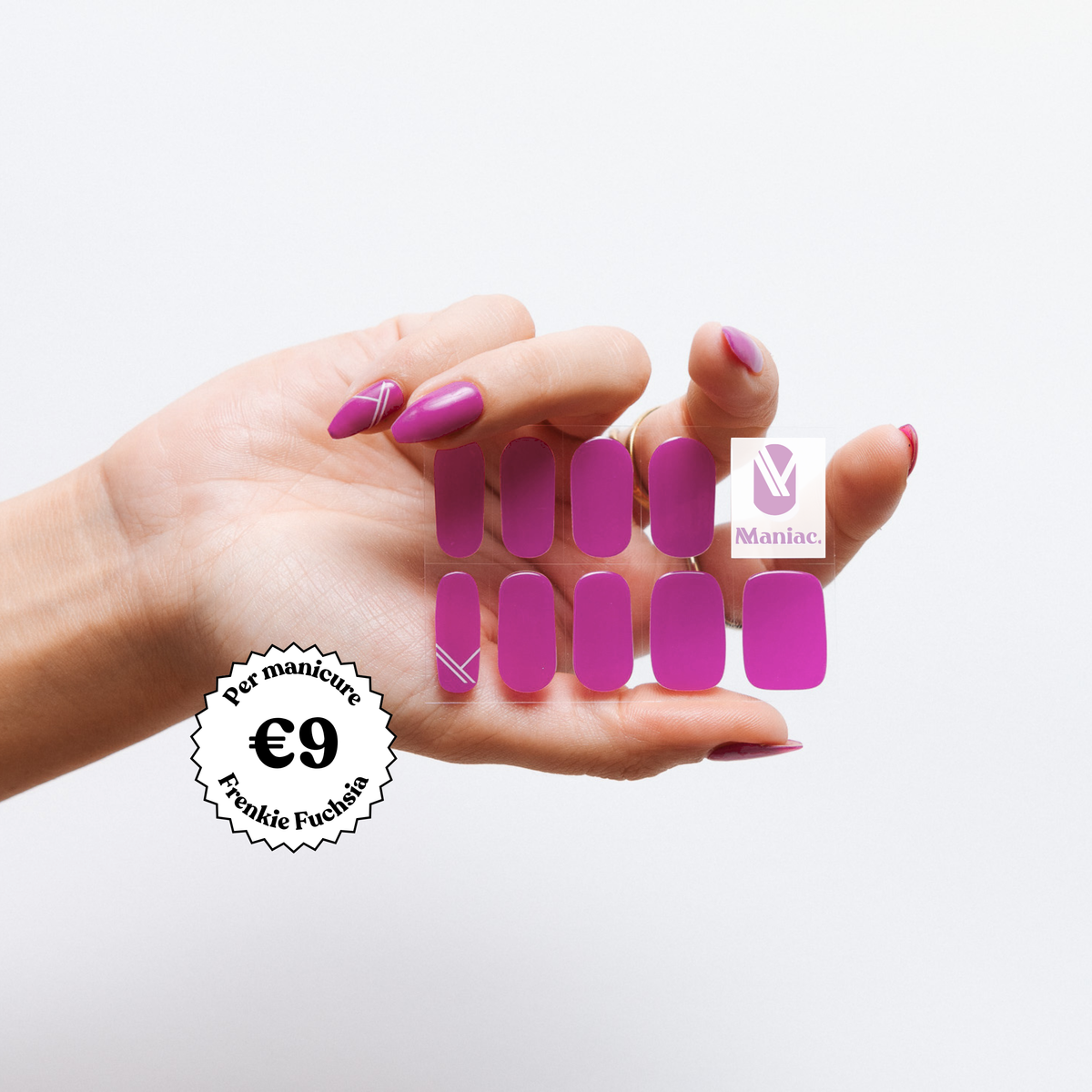 Stickervel Frenkie Fuchsia gel nail strips in de hand - Maniac Nails