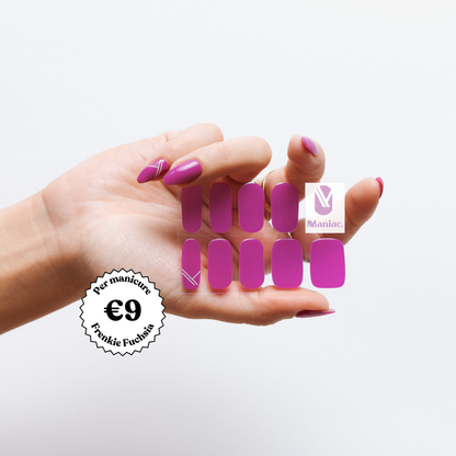 Stickervel Frenkie Fuchsia gel nail strips in de hand - Maniac Nails