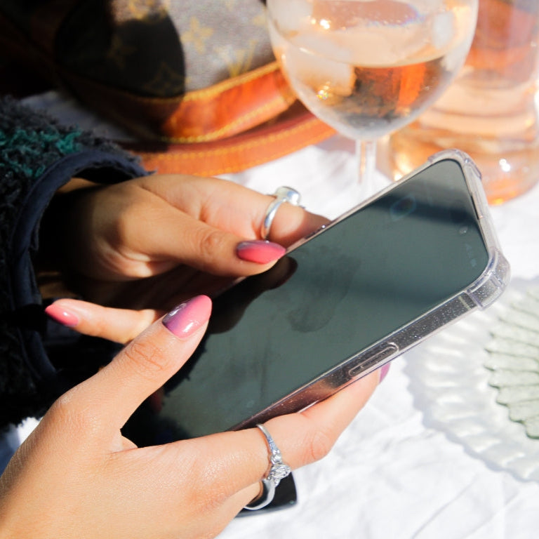 Maniac Nails Phone hands Pink