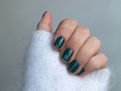Gloria Green Maniac Nails Dark Green Manicure 