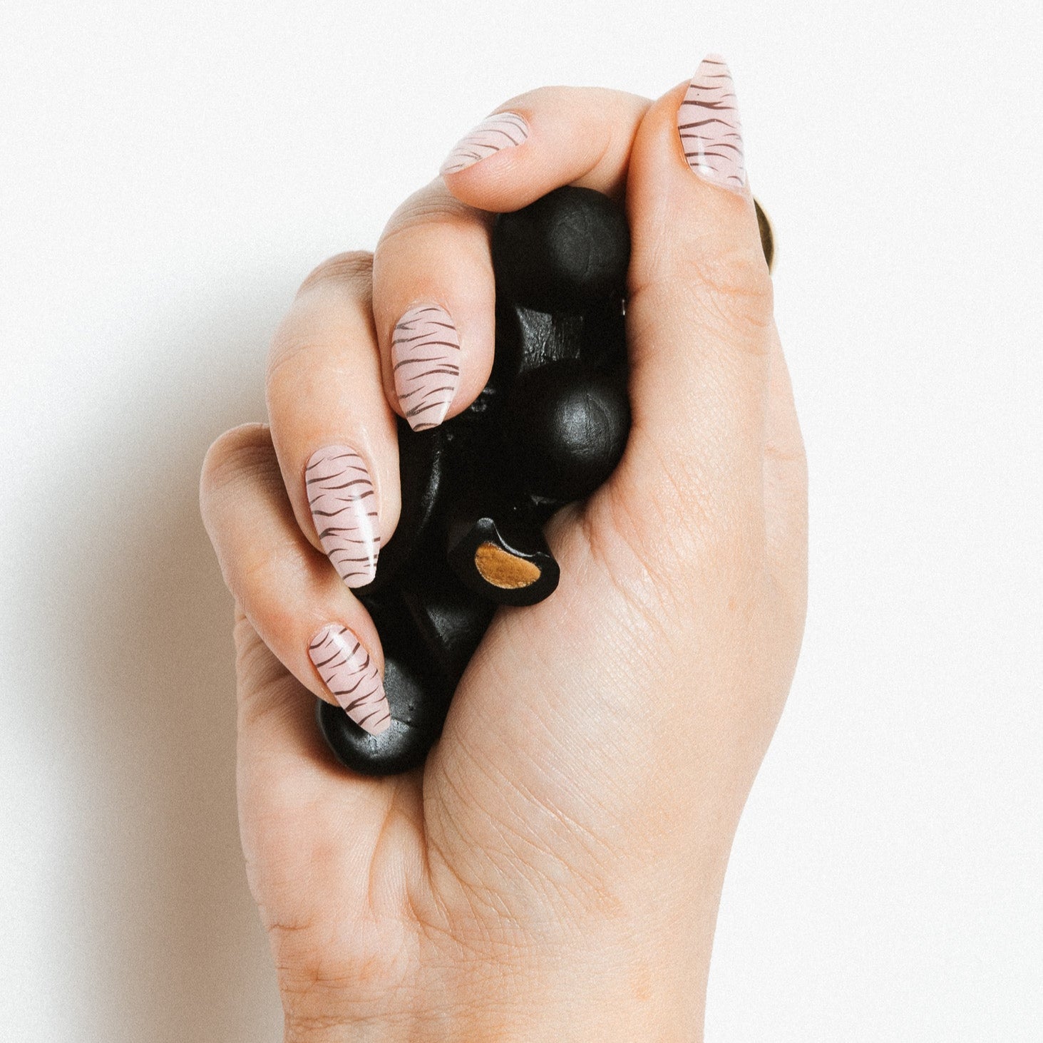 Jungle Vogue Drop Candy In hand