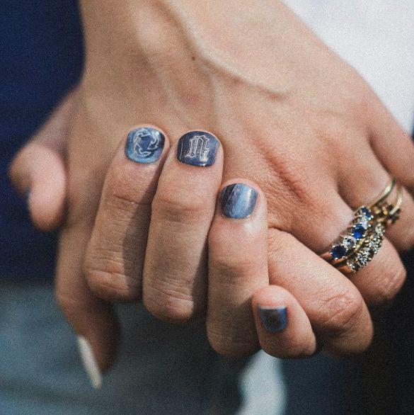 Reverse Boys Denim Maniac Manicure. Handen in elkaar.