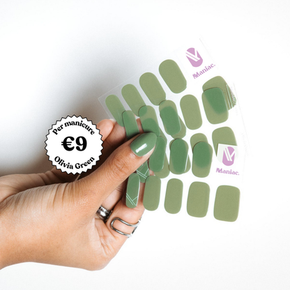 Stickervel Olivia Green gel nail strips in de hand - Maniac Nails