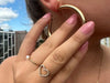 Parul Pink Maniac Nails solid Manicure roze met gouden oorbel