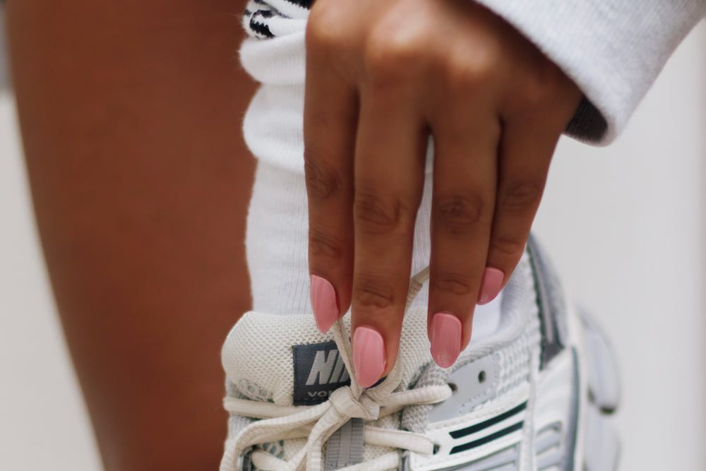 Parul Pink Maniac Nails solid Manicure roze met Nike schoen
