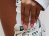 Parul Pink Maniac Nails solid Manicure roze met Nike schoen