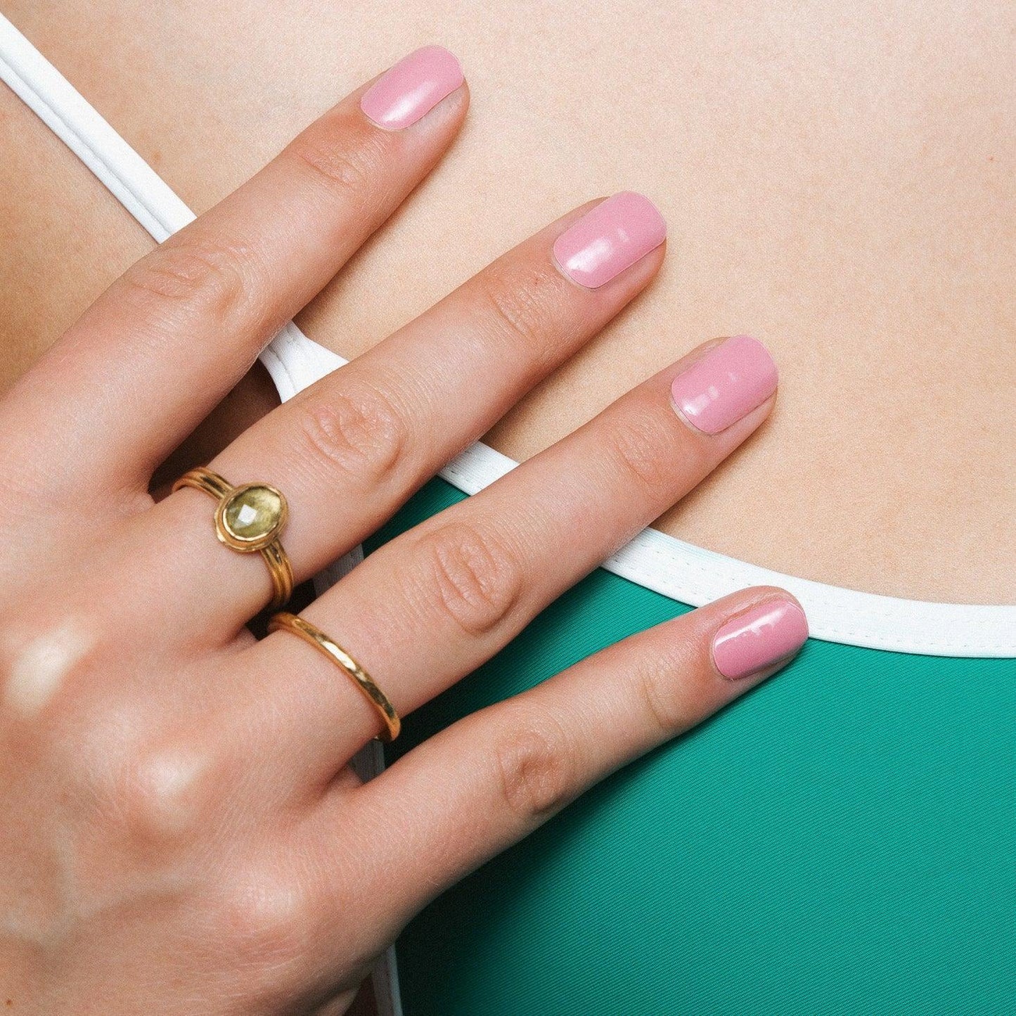 Parul Pink manicure met gel nail strips - Maniac Nails