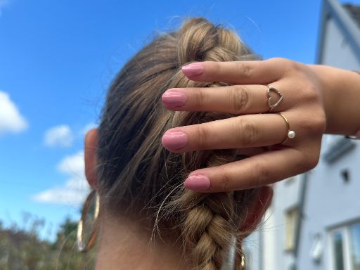 Parul Pink Maniac Nails solid Manicure met ringen en vlecht