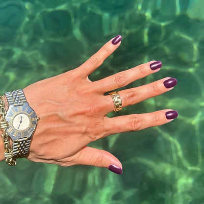 Paulette Purple manicure met gel nail strips boven het water - Maniac Nails