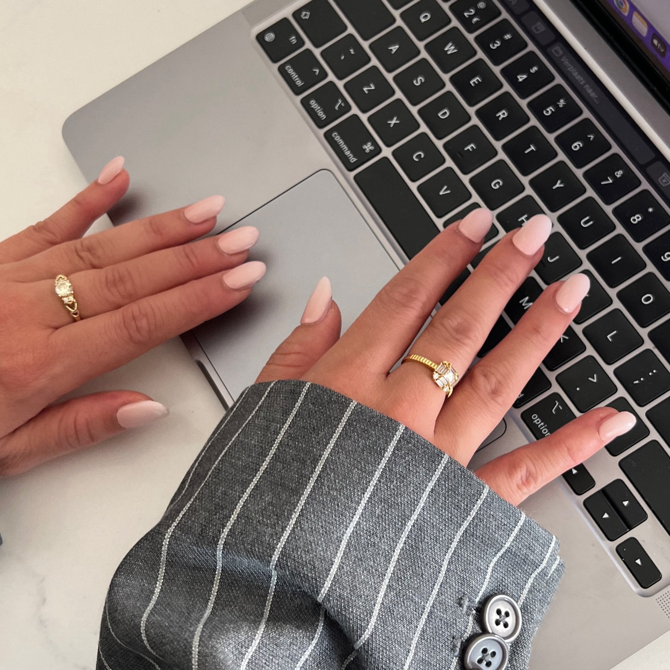 Pink Perfection Maniac gellak stickers manicure licht roze met macbook