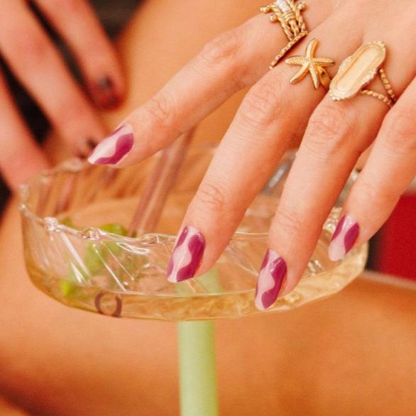 Purple Mermaid Maniac gellak nagels met champagne glas 