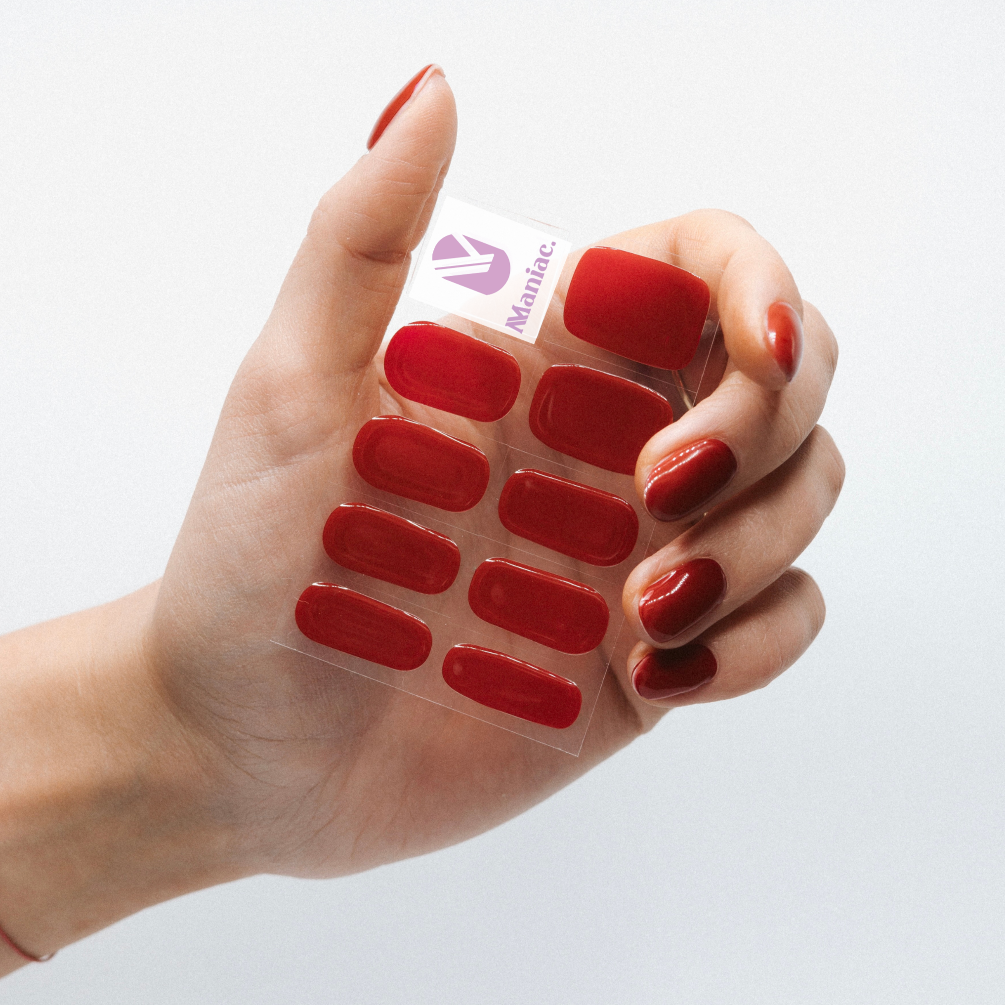 hand met donker rode gellak stickers sheet vasthoudend