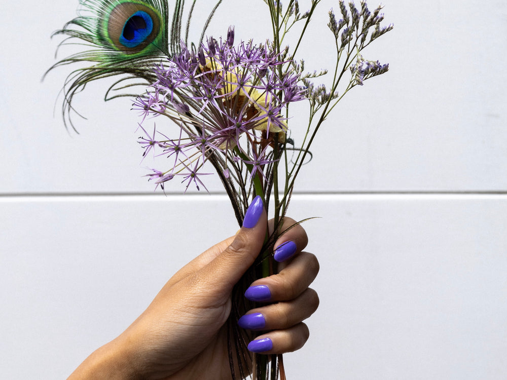 Smurfenijs Maniac gellak stickers Manicure solid Purple holding flowers