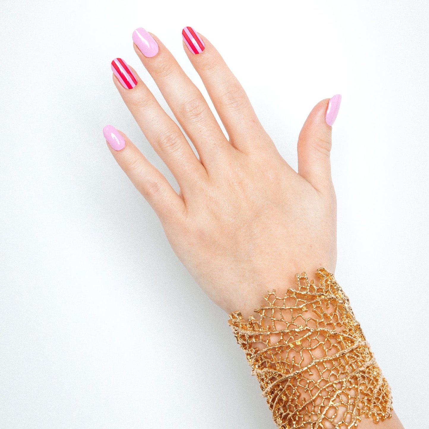 Suzy's Candy Pink Stripes Manicure Nail Art Gellak Stickers Hand Gold Bracelet 