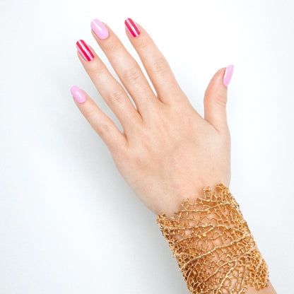 Suzy's Candy Pink Stripes Manicure Nail Art Gellak Stickers Hand Gold Bracelet 
