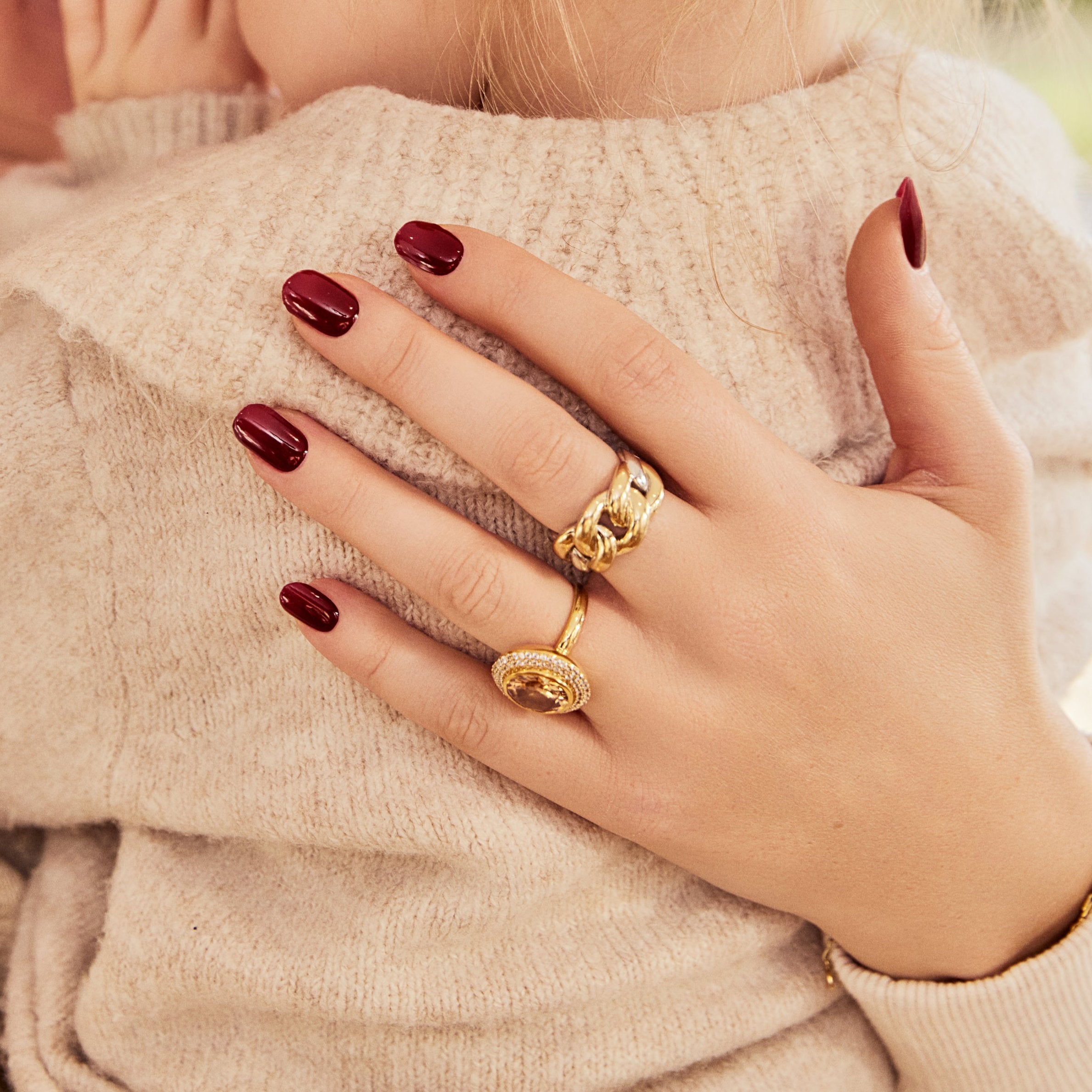 Tomato Juice Maniac Maxime Meiland rode nagels gouden ringen