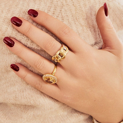 Tomato Juice Maniac Maxime Meiland rode nagels gouden ringen