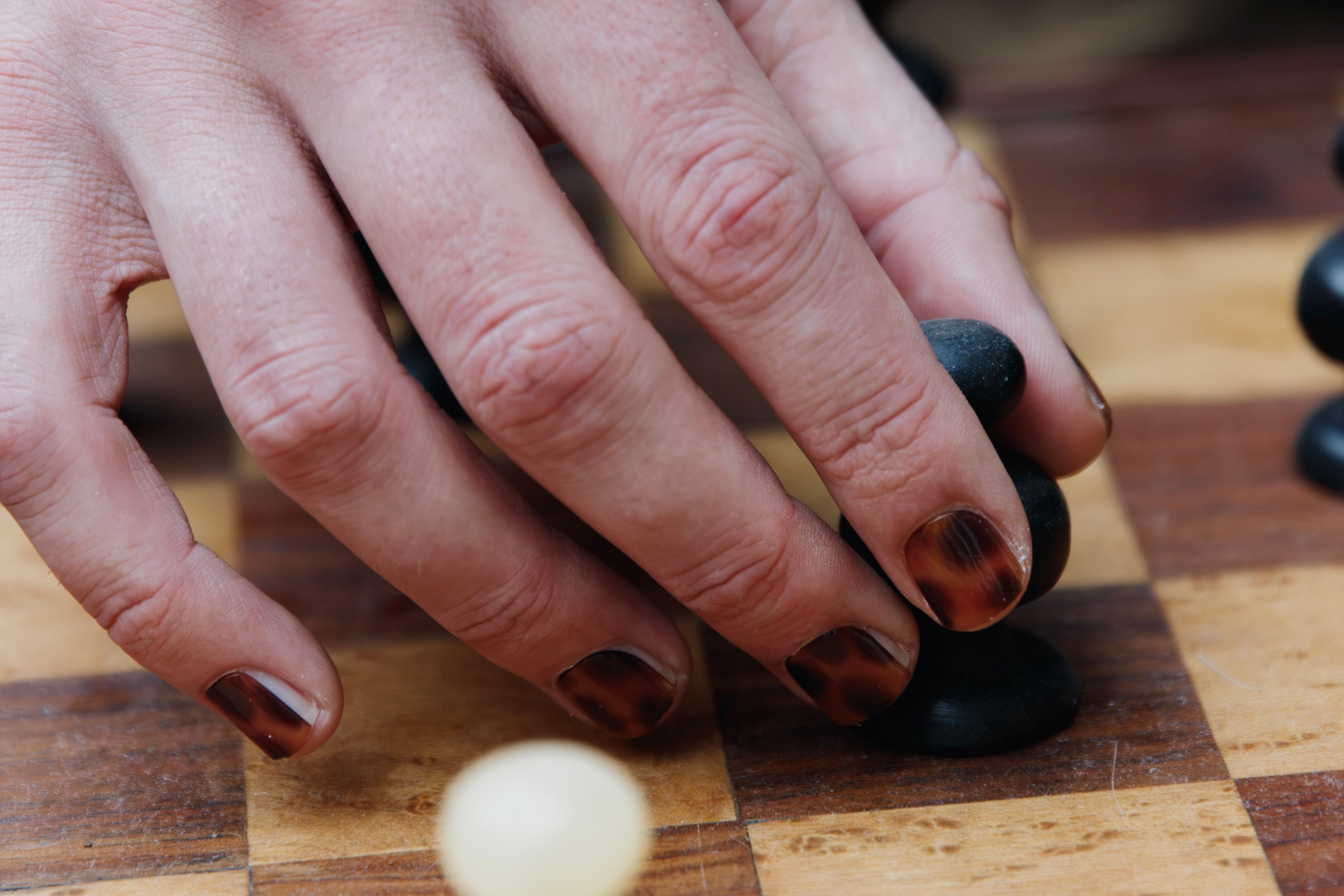 Turtle Male Maniac Nails Nail Art Manicure Brown aan het schaken